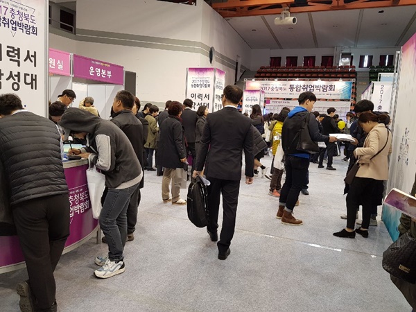 ▲ 일자리 창출에 대한 정부의 정책 수단이 다양하게 시행되는 가운데 2017년도 충청북도 일자리 박람회에 참여한 청년 구직자들이 기업 부스를 돌며 채용현황 등을 문의하고 있다.ⓒ충북도
