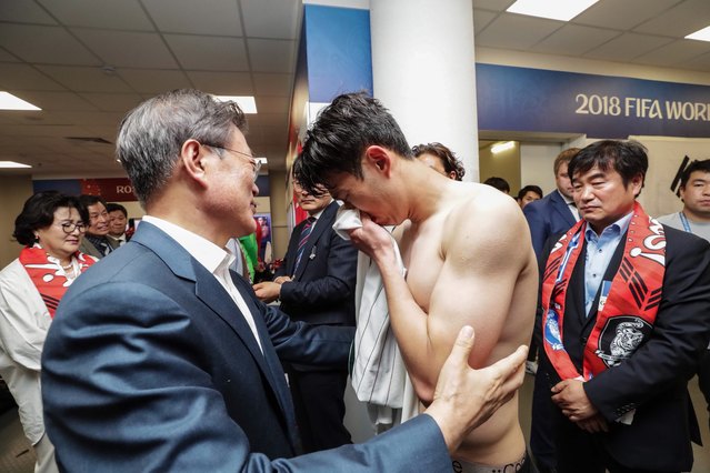 ▲ 문재인 대통령이 지난 23일 월드컵 한국-멕시코전 경기에 출전한 선수들을 격려하기 위해 경기 후 락커룸을 방문한 모습. 오늘쪽은 손흥민 선수. ⓒ청와대 제공