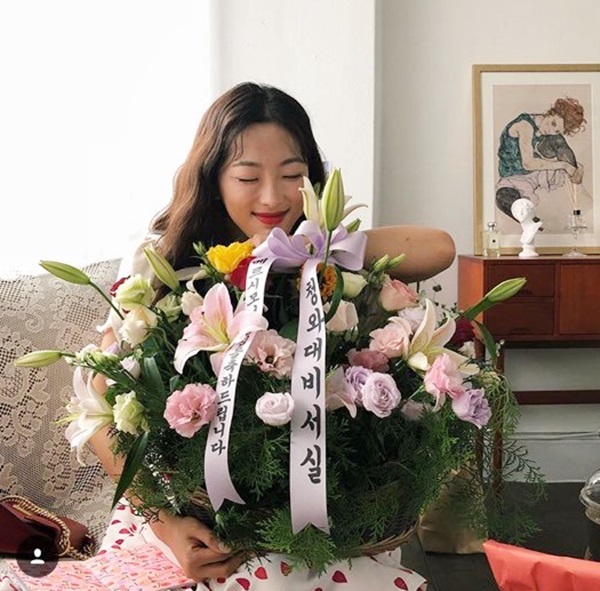 ▲ 유튜버 새벽이 자신의 인스타그램을 통해 공개한 ‘청와대 비서실’ 명의 화환. ⓒ 온라인커뮤니티 화면 캡처