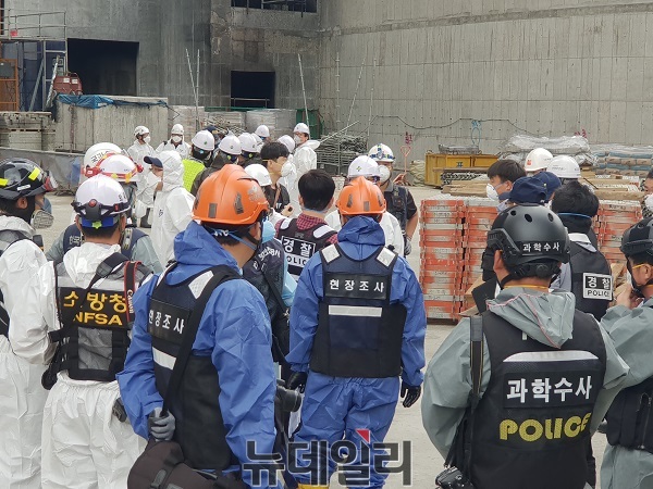 ▲ 경찰과 국립과학수사연구원, 소방당국, 국토부, 대전지방노동청 등으로 구성된 합동감식단이 28일 세종시 새롬동 주상복합아파트 건설현장에서 화재원인을 조사하기 위해 현장에 진입하고 있다.ⓒ김정원 기자