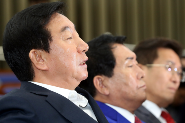 ▲ 28일 열린 자유한국당 의원총회에서 공개 발언을 듣고 있는 김성태 대표 권한대행 ⓒ뉴시스