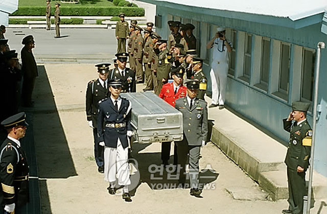 ▲ 1990년대 판문점을 통해 송환되는 미군 유해. ⓒ연합뉴스. 무단전재 및 재배포 금지.