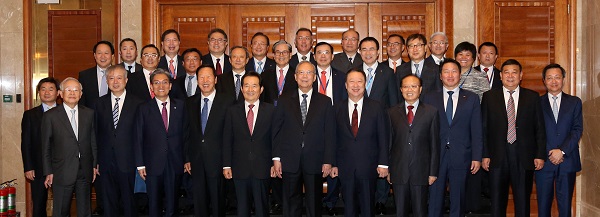 ▲ 한·중 기업인 및 전직 정부 고위인사들이 29일 중국 베이징에서 열린 ‘제1회 한·중 기업인 및 전직 정부고위인사 대화’를 마치고 기념사진을 찍고 있다. ⓒ대한상의