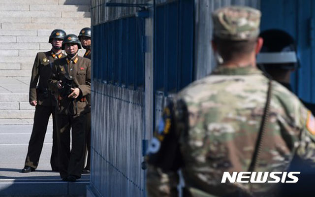 ▲ 2017년 11월 북한군 귀순 이후 판문점에서 한국 측을 주시하는 북한군. 이들은 계급장은 병사 것을 달고 있지만 실제로는 장교라고 한다. ⓒ뉴시스. 무단전재 및 재배포 금지.