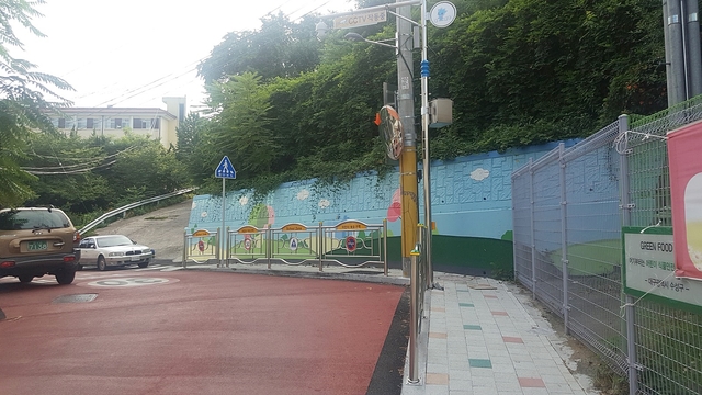 ▲ 수성구 대청초등학교 통학로의 안전을 확보하기 위해 안전펜스·벽화·반사경·CCTV 등 안전 시설들이 설치됐다. ⓒ수성구청