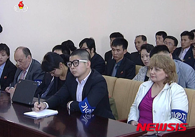 ▲ 북한 당국이 객관성을 강조하기 위해 공개재판을 할 때는 사진처럼 기자들의 취재도 허용한다. 하지만 현주성 중장을 처형할 때 재판은 철저한 비공개였다고 한다. ⓒ뉴시스. 무단전재 및 재배포 금지.