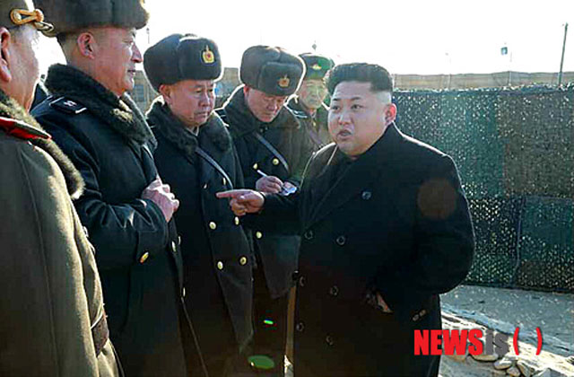 ▲ 김정은 앞에서 북한군 장군들이 얼어 있는 모습. ⓒ뉴시스. 무단전재 및 재배포 금지.