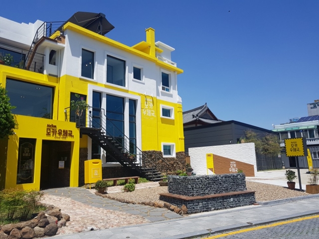 ▲ 동서식품 맥심 브랜드 홍보를 위해 조성된 ‘모카 우체국’은 전주 한옥마을 근처에 위치한다. ⓒ제일기획