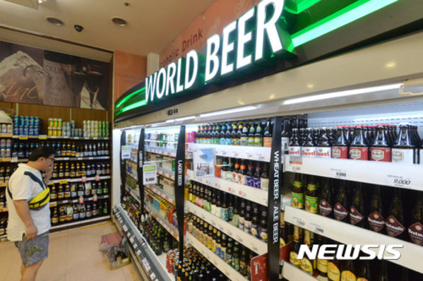 ▲ 서울의 한 대형마트 수입맥주 코너에서 한 고객이 맥주를 고르고 있다 ⓒ뉴시스. 무단 전재 및 재배포 금지.