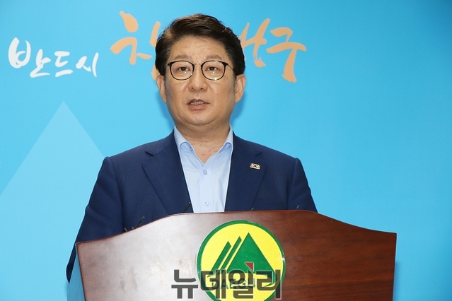 ▲ 권영진 대구시장이 29일 오후 기자회견을 갖고 대구 수돗물 유해 물질 검출에 대한 공식 사과와 함께 가덕도 신공항 추진에 대한 입장을 밝혔다.ⓒ뉴데일리