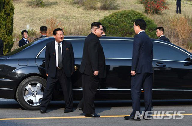 ▲ 4월 27일 남북정상회담 때 벤츠 S600 마이바흐 풀먼가드를 타고 판문점 남측 평화의 집 앞에 도착한 김정은. 190km 가량의 거리를 오는데 5시간 가량 걸렸다. ⓒ뉴시스. 무단전재 및 재배포 금지.