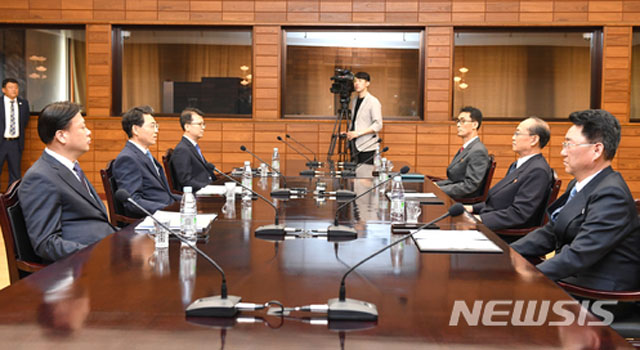 ▲ 28일 판문점에서 열린 남북 도로협력 분과회담 모습. ⓒ뉴시스. 무단전재 및 재배포 금지.