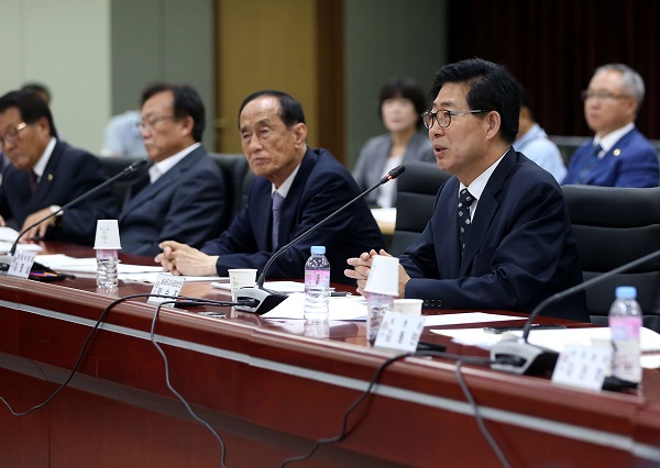 ▲ 양승조 충남도지사 당선자가 29일 충남도청 대회의실에서 ‘더 행복한 충남 준비위원회’ 최종보고회를 갖고 민선7기 도정방향으로 ‘더 행복한 충남, 대한민국의 중심’을 확정했다.
ⓒ충남도