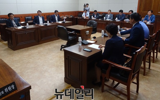 ▲ 자유한국당 소속 청주시의원 당선인들이 29일 시의회에서 부의장 후보 선출 등을 놓고 간담회를 하고 있다.ⓒ이민기 기자