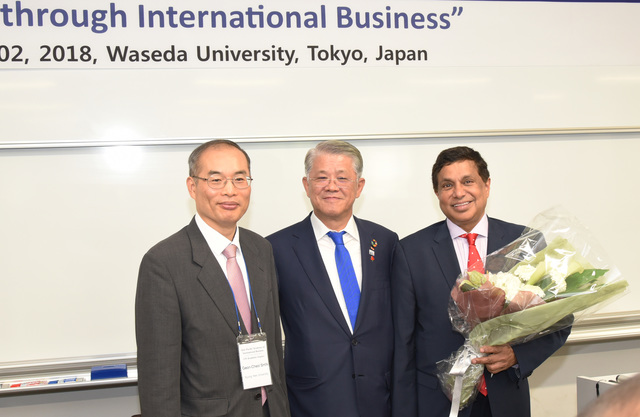 ▲ SK네트웍스 최신원 회장이 6월 30일 아시아태평양국제경영학회(APAIB: Asia Pacific Academy of International Business, 회장 신건철)와 UN이 공동으로 주관한 '2018 APAIB-UN 공동학회' 에서 글로벌 경영대상을 수상했다. 사진은 수상 후 최신원 회장(오른쪽에서 두번째)이 수상자들과 함께 기념촬영을 하고 있는 모습. ⓒSK네트웍스