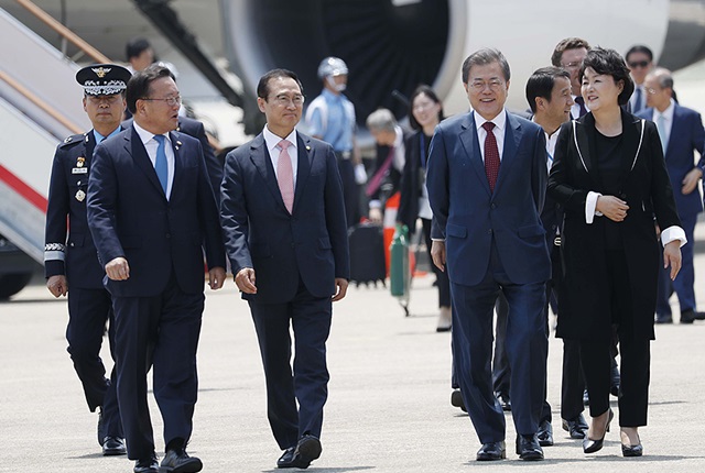 ▲ 문재인 대통령 내외가 지난달 24일 러시아 국빈방문 일정을 마치고 서울공항에 도착한 모습. ⓒ청와대 제공