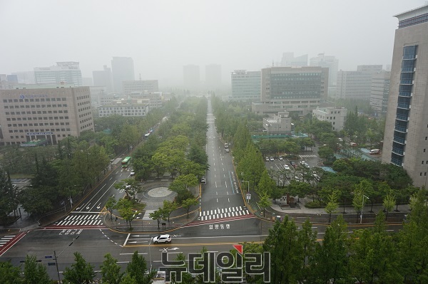 ▲ 1일 제7호 ‘태풍쁘라삐룬(PRAPIROON)'의 영향으로 대전지역에 많은 비가 내리고 있다.사진은 대전 보라매공원.ⓒ김정원 기자