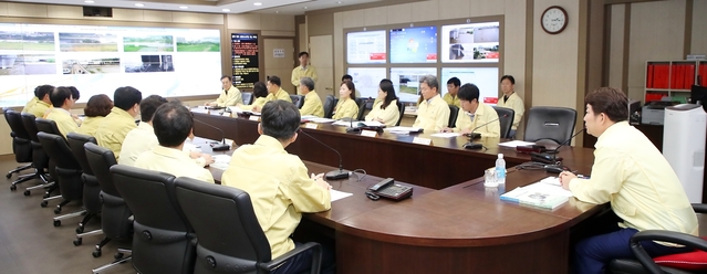 ▲ 권영진 대구시장(제일 오른쪽)은 1일 오후 2시 재난상황실을 찾아 태풍진로 관련 상황을 점검하고 비상 근무자를 격려하고 대비태세를 점검했다.ⓒ대구시