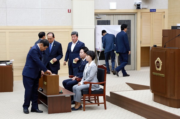 ▲ 세종시의회가 1일 의장단과 상임위원장 선출을 위해 의원들이 투표를 진행하고 있다.ⓒ세종시의회