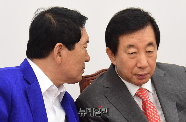 ▲ 김성태 자유한국당 대표 권한대행 겸 원내대표와 안상수 혁신 비상대책위원회 준비위원장이 지난달 29일 오전 국회에서 열린 원내대책회의에서 대화를 나누고 있는 모습. ⓒ뉴데일리 이종현 기자