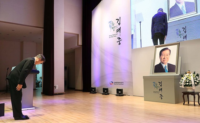 ▲ 문재인 대통령이 지난해 8월 김대중 대통령 서거 8주기 추도식에 참석한 모습. ⓒ청와대 제공