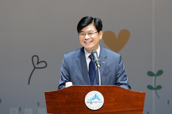 ▲ 이춘희 세종시장이 2일 시청에서 취임식을 갖고 민선 3기 시정을 출범시켰다. 사진은 이 시장이 취임식에서 인사말을 하고 있다.ⓒ세종시