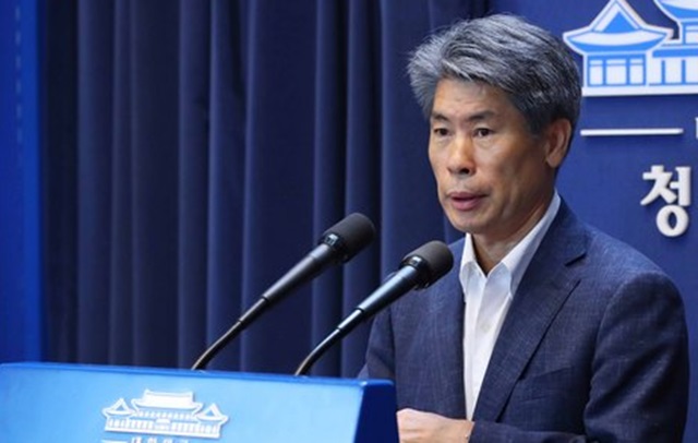 ▲ 윤종원 신임 대통령비서실 경제수석비서관이 지난 1일 춘추관에서 취재진과 만나 인사하는 모습. ⓒ뉴시스 DB