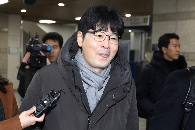 ▲ ‘불법선거운동’ 혐의를 받고 있는 탁현민 청와대 선임행정관이 9일 오전 서울 서초구 서울중앙지법에서 열린 2차 공판을 마치고 밖으로 나서며 취재진의 질문에 혀를 내두르고 있다. ⓒ뉴시스