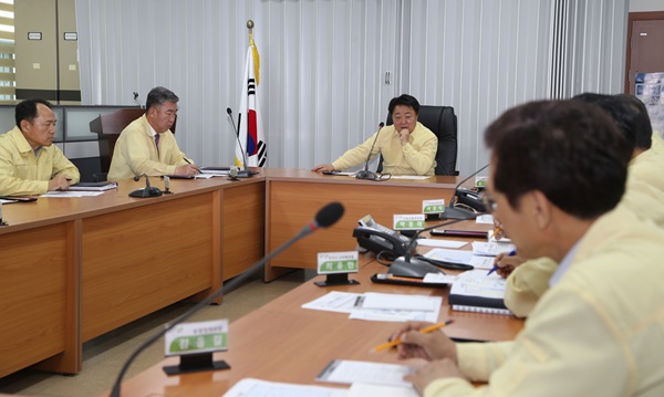 ▲ 한범덕 청주시장이 2일 시 재난안전대책본부 상황실에서 제7호 태풍 ‘쁘라삐룬’ 대응을 위한 재난안전대책회의를 주재하고 있다.ⓒ청주시