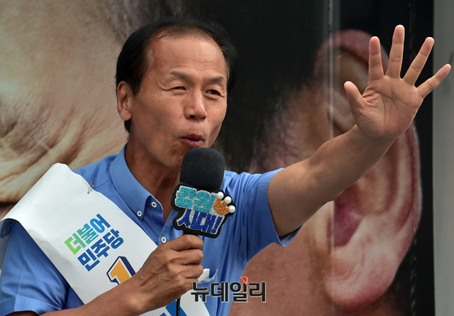 ▲ 최문순 더불어민주당 강원도지사 후보가 지방선거를 2일 앞둔 11일 오후 강원 횡성군 횡성시장 인근에서 시민들에게 지지를 호소하고 있다. ⓒ강원 횡성=뉴데일리 이종현 기자