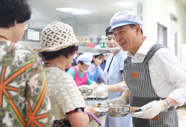 ▲ 구본영 천안시장이 임기 첫날인 2일 민선 7기 첫 행보로 천안시노인종합복지관을 방문해 배식 봉사를 하고 있다.ⓒ천안시