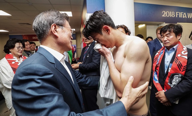 ▲ 문재인 대통령이 러시아 국빈방문 당시 월드컵에 출전한 국가대표 축구팀 선수들을 위로하는 모습. ⓒ청와대 제공