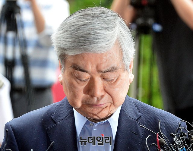 ▲ 조양호 한진그룹 회장이 지난 달 28일 오전 검찰에 출석하며 고개를 숙였다ⓒ뉴데일리