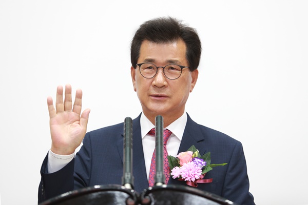 ▲ 제35대 이시종 충북도지사가 취임식에서 '취임선서'를 하고 있다.ⓒ충북도