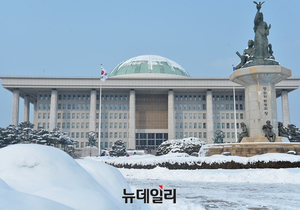 ▲ 눈이 쌓이고 있는 국회의사당. ⓒ뉴데일리 공준표 기자