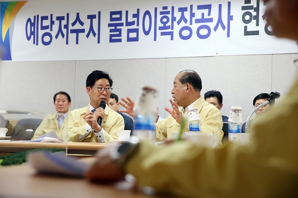 ▲ 양승조 충남도지사가 2일 집중호우 및 태풍대비 현장점검 차 예당댐 물넘이확장공사 현장을 방문했다.
ⓒ충남도