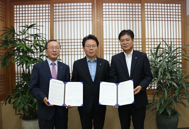 ▲ 김건영 NH저축은행 대표(왼쪽), 김광수 NH농협금융지주 회장, 서철수 NH농협리츠운용 대표가 2일 서울 서대문 농협금융 본사에서 기념촬영을 하고 있다. ⓒ 농협금융지주