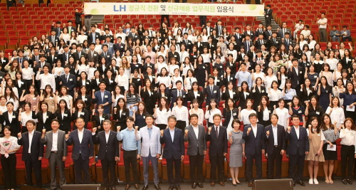 ▲ 박상우 사장과 신입직원들이 기념촬영을 하고 있다. ⓒ LH