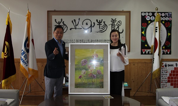 ▲ U1대학교 허정록 교수가 개인 미술작품 3점을 대학에 기부했다.ⓒU1대학교