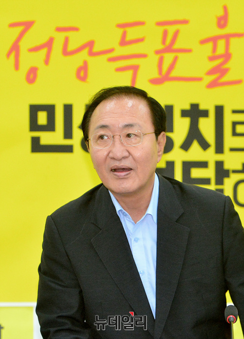 ▲ 노회찬 정의당 원내대표가 3일 오전 국회에서 열린 의원총회에 참석하는 모습.ⓒ뉴데일리 이종현 기자