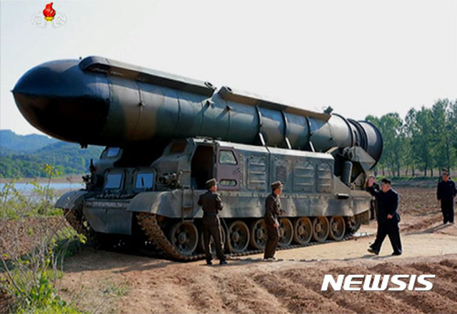 ▲ 2017년 5월 '북극성 2형' 탄도미사일 발사 직전 옆에 선 김정은. '북극성' 미사일은 고체연료를 사용하는 것으로 알려져 있다. ⓒ뉴시스. 무단전재 및 재배포 금지.
