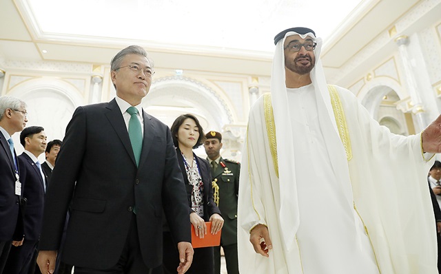 ▲ 지난 3월 아랍에미리트를 방문한 문재인 대통령이 환영식 참석을 위해 아부다비 대통령궁으로 입장하는 모습. ⓒ청와대 제공