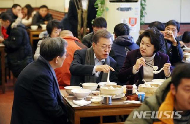 ▲ 2017년 11월 방중 당시 문재인 대통령 내외와 일행이 식사하는 모습. ⓒ뉴시스. 무단전재 및 재배포 금지.