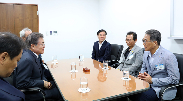 ▲ 문재인 대통령이 3일 양대 노총위원장을 만난 모습. ⓒ청와대 제공