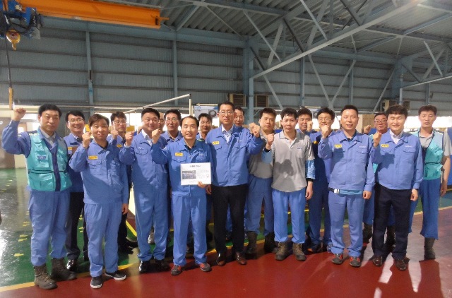 ▲ 포항제철소 자재구매그룹 직원들이 5S 인증서를 수여받고 파이팅을 하고 있다.ⓒ포스코