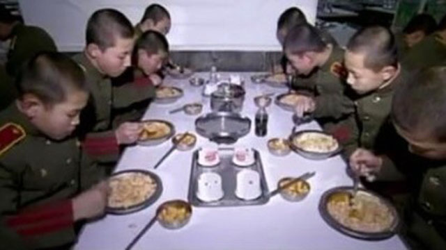 ▲ 북한군 식사 장면. ⓒ北선전매체 화면캡쳐.