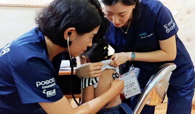 ▲ 포스코대우가 지난 30일부터 오는 7월 8일까지 인도네시아 파푸아 주 머라우케 군 지역에서 고려대학교 안산병원, 건강한여성재단과 함께 현지 주민들을 위한 의료봉사활동을 펼치고 있다. ⓒ포스코대우