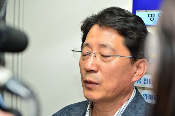 ▲ 3일 더불어민주당 충북도당에서 충북도의장을 선출하기 위해 참석한 임기중 충북도의원이 제7회 지방동시선거를 앞두고 박금순 전 청주시의원으로부터 돈을 받았다가 되돌려준 것과 관련해 기자들의 질문에 곤혹스러운 표정을 짓고 있다. ⓒ충청타임즈 제공