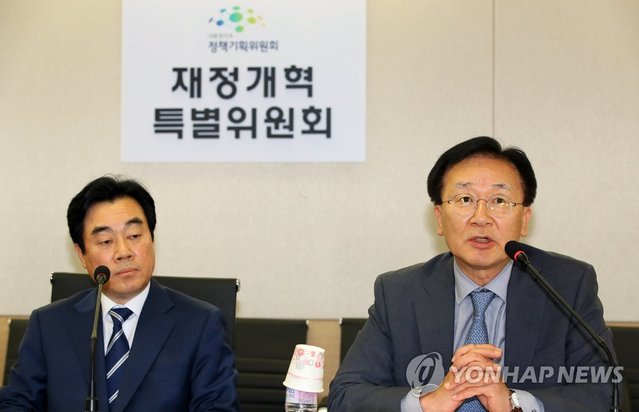 ▲ 부동산 보유세 개편 권고안에 대해 설명하고 있는 최병호 조세소위원장 ⓒ연합뉴스 제공