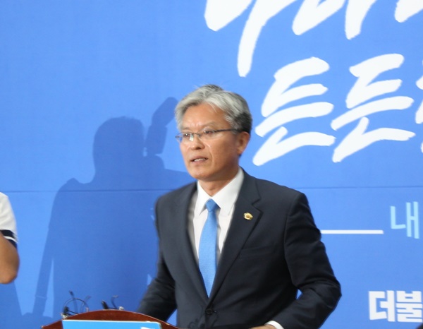 ▲ 충북도의회 더불어민주당 의원들이 3일 장선배 의원(청주2)을 도의장 후보로 선출한 가운데 6일 상임위원장단을 확정할 예정이다.(사진은 장 의원)ⓒ더불어민주당 충북도당